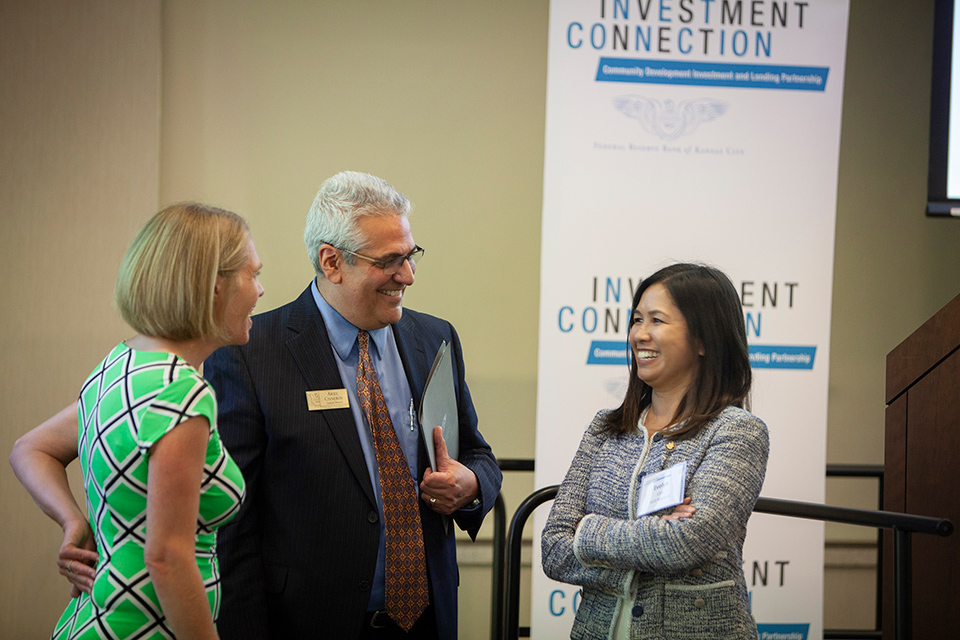Ariel Cisneros talks with Investment Connection attendees